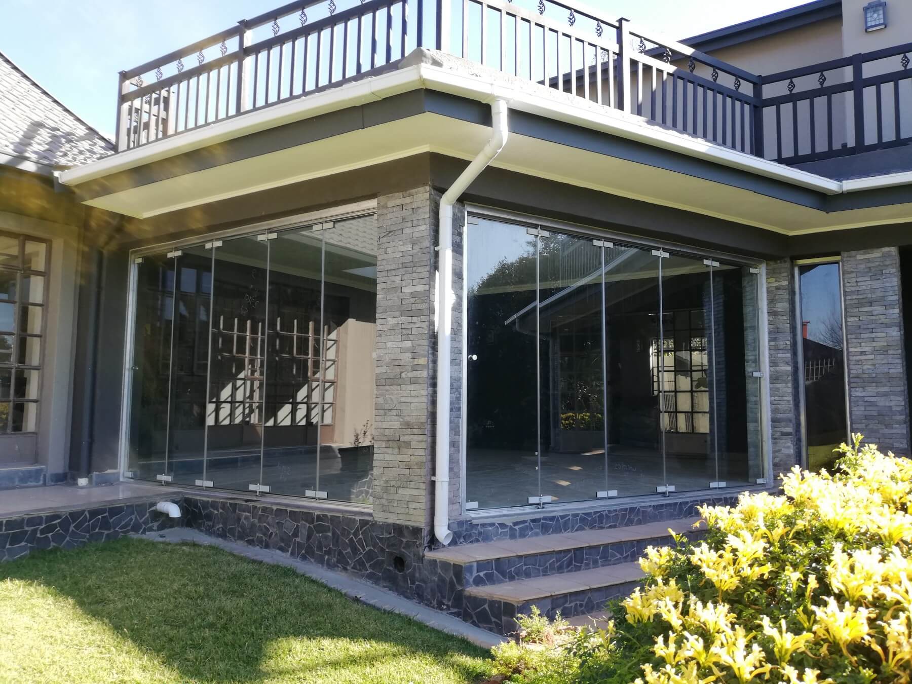 Frameless Folding Doors